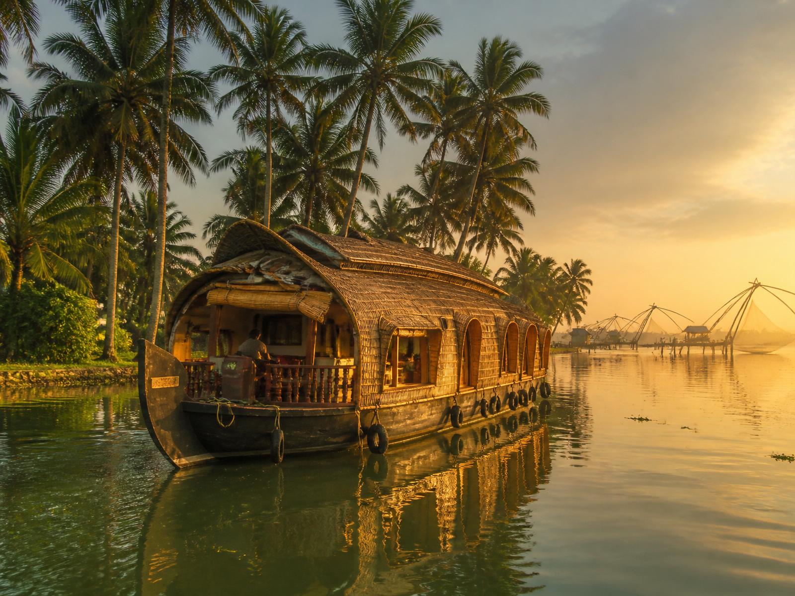 Kerala Backwaters, Beaches & Hills